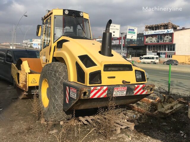 مدحلة لأعمال دك التربة BOMAG BW213D-4